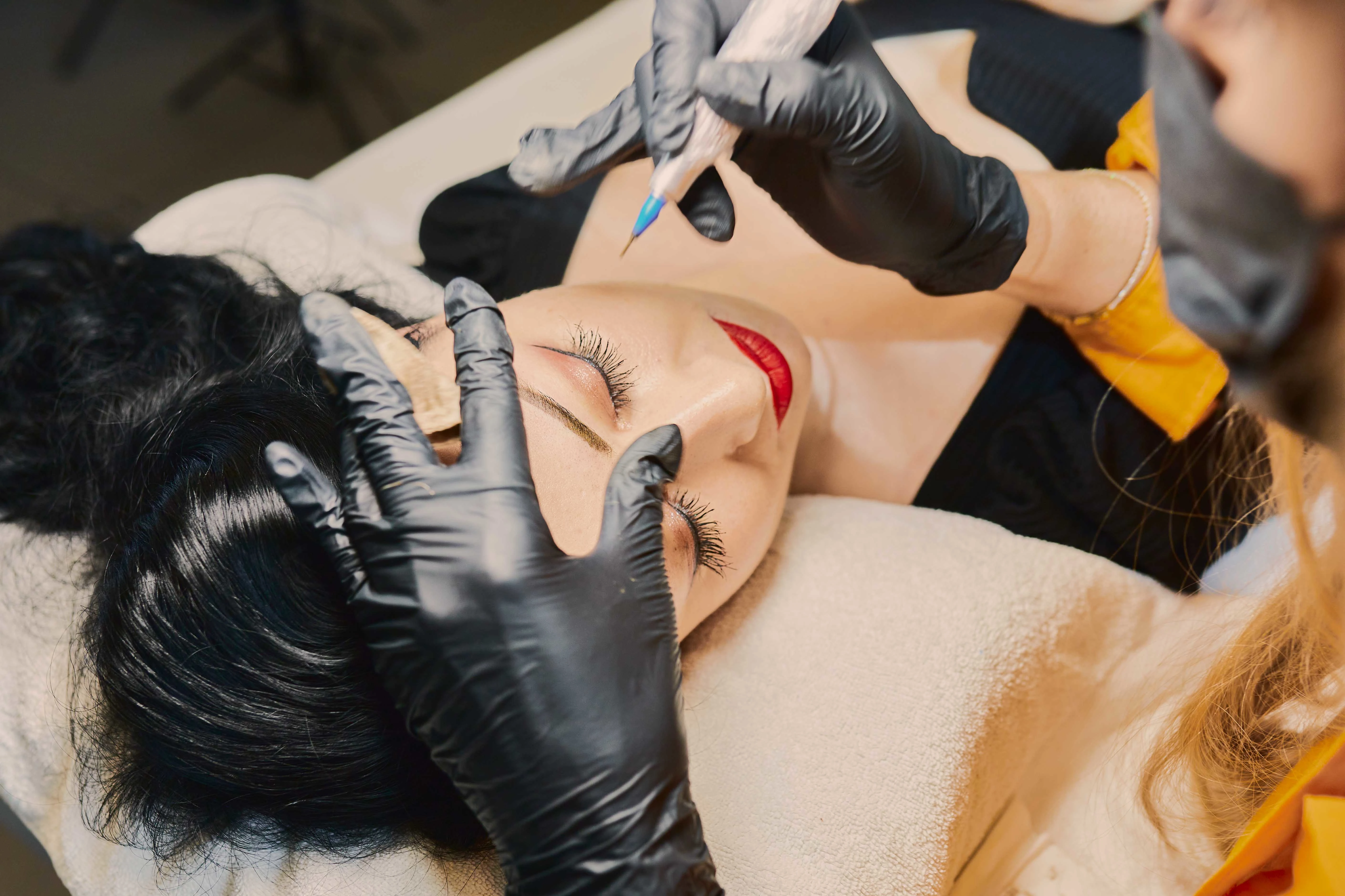 Olga Keller bei der präzisen Microshading Behandlung