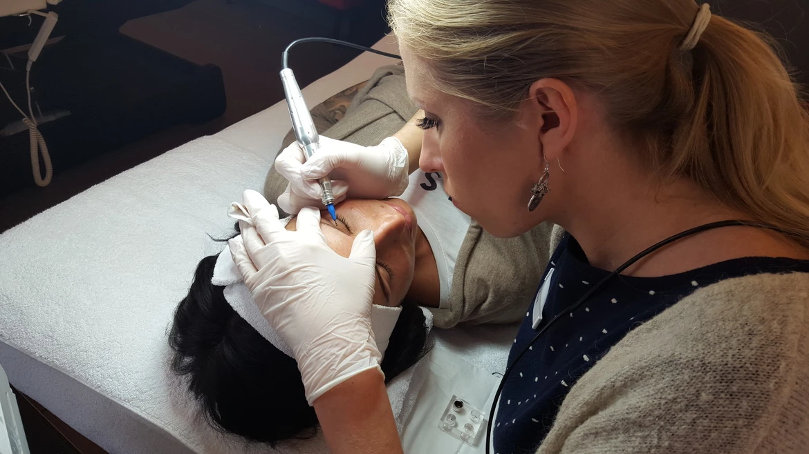 Powder Brows Behandlung Berlin – sanfte Schattierung